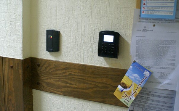 rejestracja czasu pracy w oparciu o kontroler PSC103 rejestrujący wyjścia z pracy i terminal rejestrujący wejścia